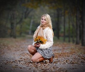 Jesień, Ścieżka, Blondynka, Kobieta, Bukiet, Liście