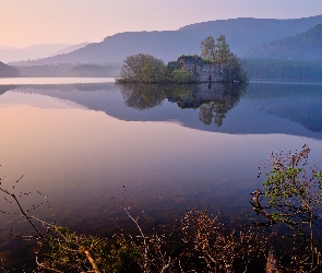 Budynek, Drzewa, Ruiny, Park Narodowy Cairngorms, Jezioro Loch an Eilein, Szkocja, Jezioro, Góry, Ruiny, Mgła, Zamek Loch an Eilein - Loch An Eilein Castle