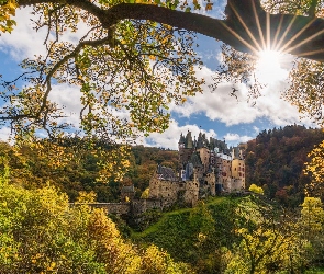 Gmina Wierschem, Zamek Eltz Kotlina, Nadrenia-Palatynat, Niemcy, Promienie słońca, Las, Jesień, Drzewa, Góry Eifel