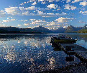 Stany Zjednoczone, Stan Montana, Łódki, Jezioro McDonald, Pomost, Park Narodowy Glacier