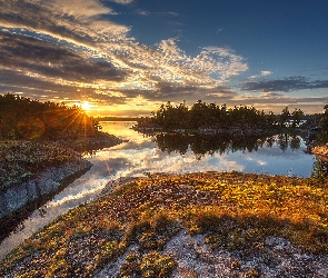 Jezioro Ładoga, Karelia, Rosja, Trawa, Zachód słońca, Skały, Drzewa, Obwód leningradzki