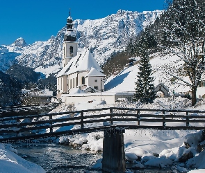 Park Narodowy Berchtesgaden, Góry Alpy, Bawaria, Niemcy, Zima, Rzeka Ramsauer Ache, Kościół św. Sebastiana, Most, Ramsau bei Berchtesgaden