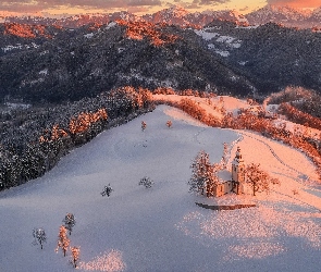 Wieś Sveti Tomaz, Zima, Gmina Skofja Loka, Słowenia, Drzewa, Góry, Wschód słońca, Lasy, Kościół św. Tomasza