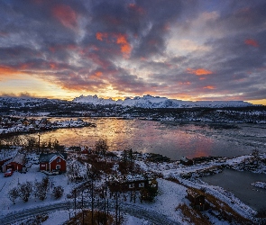 Gmina Bodø, Zima, Region Nordland, Norwegia, Wschód słońca, Domy, Rzeka, Chmury, Cieśnina Saltstraumen