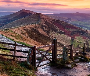 Wzgórze Mam Tor, Park Narodowy Peak District, Anglia, Wschód słońca, Droga, Wzgórza, Płot, Hrabstwo Derbyshire