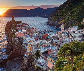 Zatoka, Skały, Włochy, Riviera di Levante, Domy, Wzgórza, Prowincja La Spezia, Wschód słońca, Morze, Miejscowość Vernazza, Morze Liguryjskie