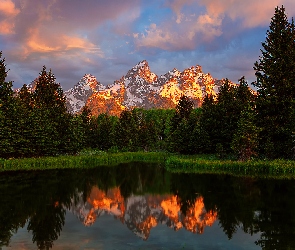 Rzeka Snake River, Stan Wyoming, Stany Zjednoczone, Zachód słońca, Odbicie, Góry Teton Range, Drzewa, Park Narodowy Grand Teton