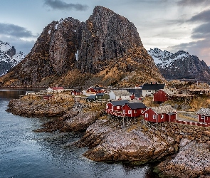 Lofoty, Góry, Wyspa Moskenesøya, Wioska Reine, Norwegia