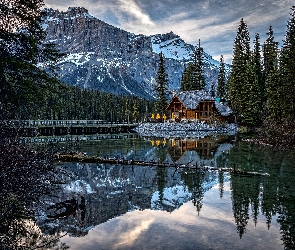 Park Narodowy Yoho, Dom,  Kanada, Góry, Mostek, Jezioro Emerald Lake, Chmury, Las