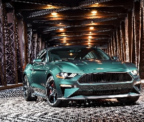 Ford Mustang Bullitt, Most, Oświetlony
