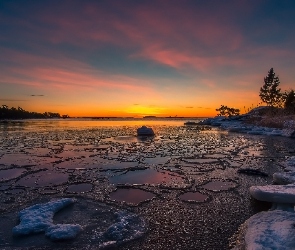 Zatoka, Finlandia, Przylądek Kallahti, Wschód słońca, Lód, Morze Bałtyckie, Drzewa, Zima