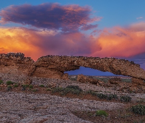 Stan Utah, Zachód Słońca, Stany Zjednoczone, Formacja skalna Sunset Arch, Skała, Park Narodowy Grand Staircase-Escalante National Monument, Rośliny, Chmury