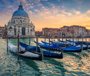 Włochy, Wenecja, Wschód słońca, Bazylika Santa Maria della Salute, Łodzie, Canal Grande