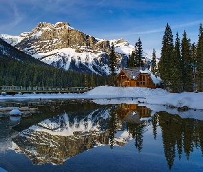 Kanada, Park Narodowy Yoho, Dom, Jezioro Emerald, Drzewa, Góry