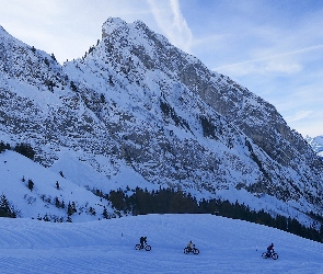 Francja, Góry Alpy, Zima, Turyści, Rowery, Lasy