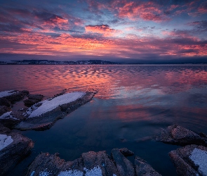 Jezioro Tyrifjorden, Norwegia, Wschód słońca, Zima, Śnieg, Chmury, Kamienie