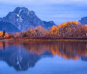 Rzeka Snake River, Stan Wyoming, Stany Zjednoczone, Jesień, Szczyt Mount Moran, Góry, Drzewa, Park Narodowy Grand Teton