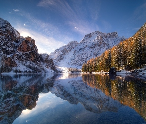 Zima, Drzewa, Jezioro Pragser Wildsee, Włochy, Góry Dolomity, Odbicie
