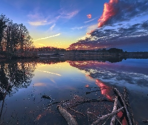 Jezioro, Świt, Chmury, Odbicie, Drzewa