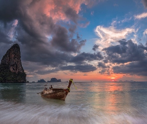 Łódka, Morze Andamańskie, Prowincja Krabi, Skały, Zachód słońca, Plaża Railay, Tajlandia