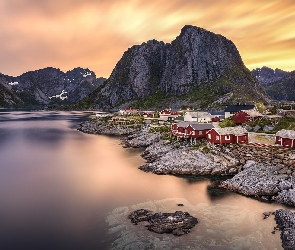 Wieś Reine, Lofoty, Norwegia, Zachód słońca, Domy, Morze Norweskie, Góry, Wyspa Moskenesoya