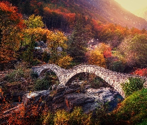 Dolina Verzaska, Góry, Mgła, Szwajcaria, Lavertezzo, Most Ponte dei Salti, Drzewa, Rzeka Verzaska, Jesień, Domy, Las, Skały