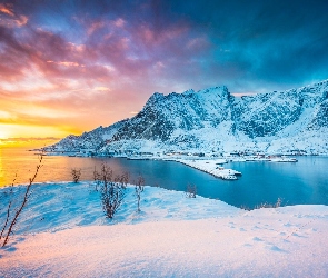 Morze, Góry, Zima, Domy, Wyspa Moskenesoya, Lofoty, Wioska Reine, Morze Norweskie, Norwegia, Zachód Słońca