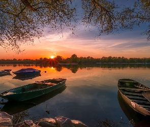 Jezioro, Gałęzie, Zachód słońca, Łódki