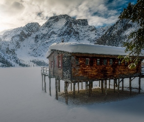 Dom, Zima, Góry Dolomity, Pale, Włochy, Jezioro Pragser Wildsee, Południowy Tyrol