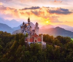 Mgła, Bawaria, Niemcy, Zachód słońca, Drzewa, Las, Chmury, Zamek Neuschwanstein