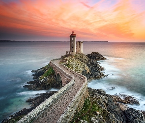 Latarnia morska Phare du Petit Minou, Skały, Kamienny, Zachód słońca, Most, Morze, Gmina Plouzane, Bretania, Francja