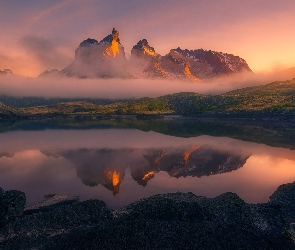 Jezioro, Patagonia, Chile, Wschód Słońca, Masyw Torres del Paine, Góry Cordillera del Paine, Mgła, Park Narodowy Torres Del Paine