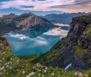 Chmury, Góry, Jezioro Upper Kananaskis Lake, Kanada, Park Prowincjonalny Petera Lougheeda, Kwiaty