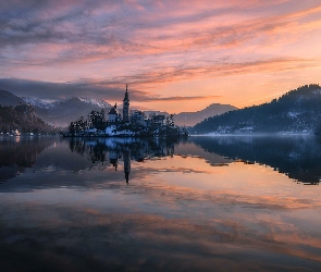 Jezioro Bled, Wschód Słońca, Kościół Zwiastowania Marii Panny, Wyspa Blejski Otok, Słowenia