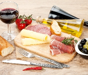 Deska, Nóż, Pomidorki, Papryka, Szynka, Ser, Oliwki, Kieliszek, Bagietka, Salami, Oliwa, Widelec, Miseczka