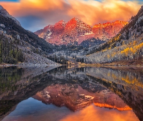 Szczyty Maroon Bells, Stany Zjednoczone, Góry Skaliste, Stan Kolorado, Chmury, Jezioro Maroon Lake, Odbicie, Drzewa