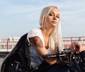 Motocykl, Tatuaż, Dziewczyna, Blondynka