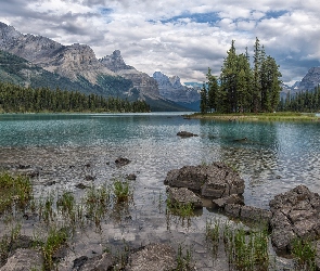 Chmury, Góry, Park Narodowy Jasper, Drzewa, Wyspa Ducha, Kanada, Jezioro Maligne