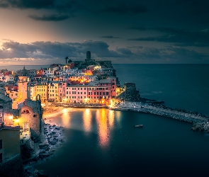 Vernazza, Cinque Terre, Morze, Domy, Światła, Włochy