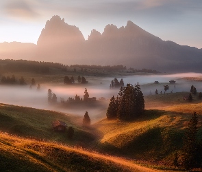 Dolina Val Gardena, Dolomity, Płaskowyż Seiser Alm, Włochy, Domy, Góry Sassolungo, Jesień, Mgła