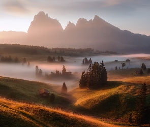 Włochy, Dolina Val Gardena, Płaskowyż Seiser Alm, Jesień, Mgła, Dolomity, Domy, Góry Sassolungo