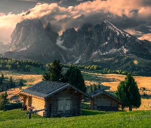 Domki, Wschód słońca, Dolomity, Drzewa, Dolina Val Gardena, Włochy, Góry Sassolungo