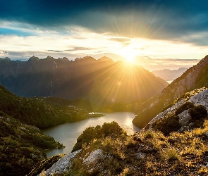 Wyspa Południowa, Jezioro, Park Narodowy Fiordland, Góry, Promienie słońca, Nowa Zelandia, Chmury, Wschód słońca