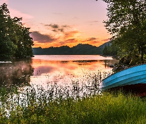 Wschód słońca, Łódka, Las, Mgła, Niebieska, Rzeka, Drzewa