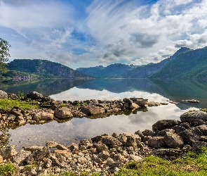 Góry, Chmury, Drzewo, Kamienie, Jezioro
