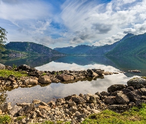 Jezioro, Chmury, Kamienie, Drzewo, Góry