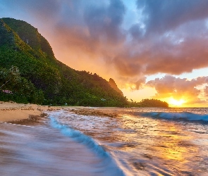 Morze, Hawaje, Chmury, Palmy, Wzgórza, Wschód słońca, Plaża