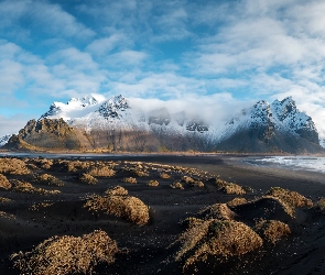 Góry, Góra Vestrahorn, Islandia, Trawa, Mgła, Chmury, Kępy, Plaża Stokksnes
