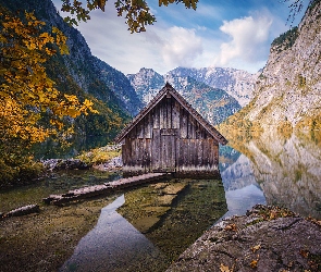 Góry Alpy, Kamienie, Jesień, Bawaria, Park Narodowy Berchtesgaden, Niemcy, Jezioro Obersee, Chata, Drzewa, Drewniana, Dom