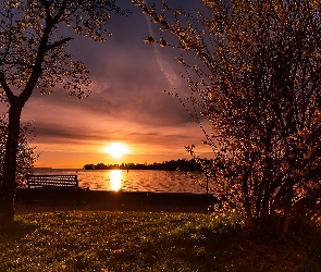 Zachód słońca, Drzewa, Ławka, Jezioro